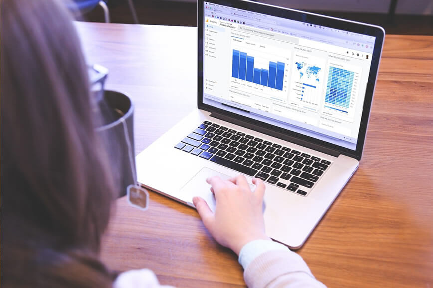 Mujer revisando gráficos para asesoramiento contable y de gestión en una computadora